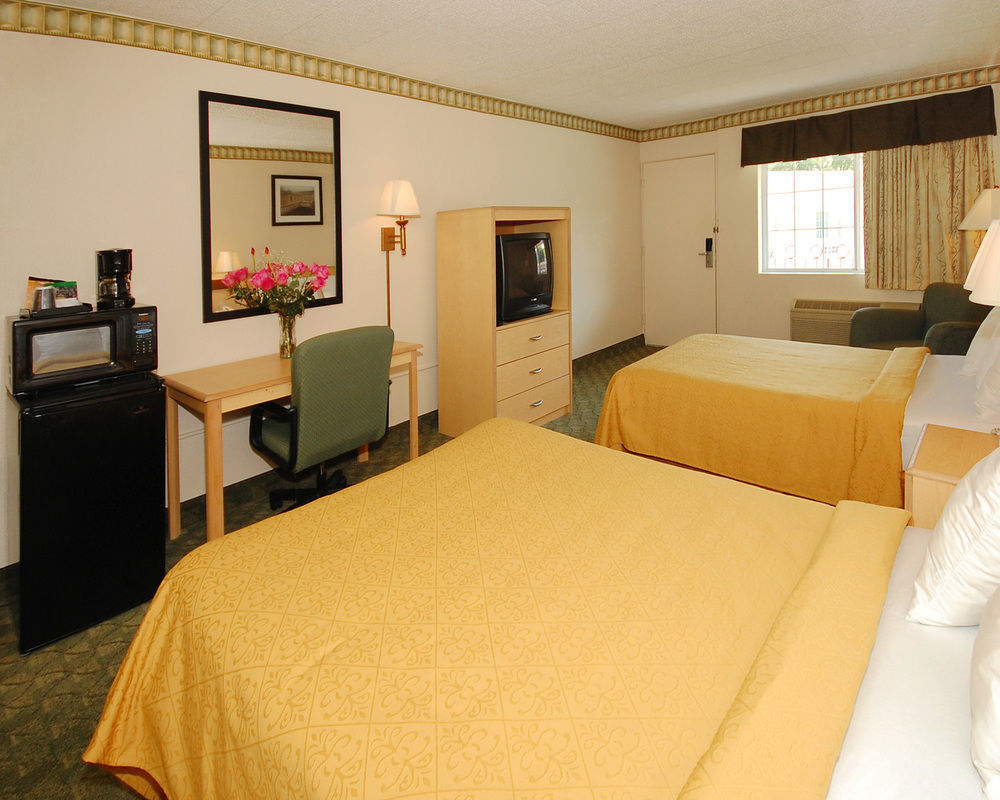 Gloucester City Super 8 By Wyndham Gloucester מראה חיצוני תמונה